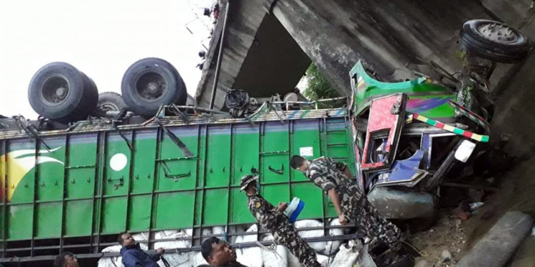 दाङ र बाँकेको सिमानामा पर्ने शिव खोलामा ट्रक खस्यो, चालक र सहचालक घाइते
