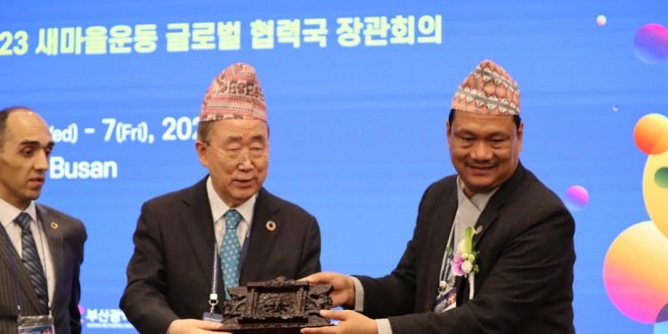 राष्ट्र संघका पूर्व महासचिवलाई मन्त्री मोदीको आँखी झ्याल र ढाका टोपी उपहार