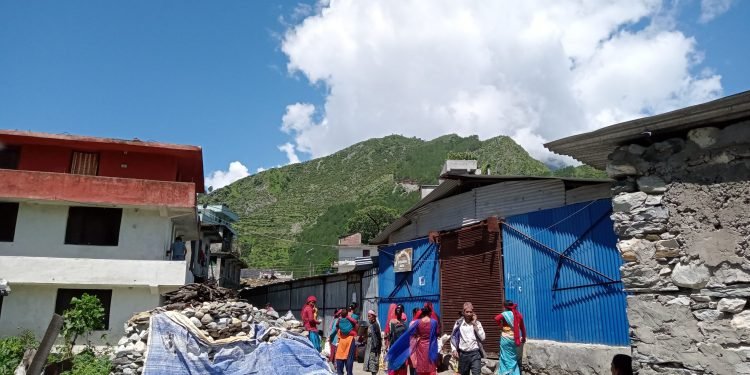 बझाङमा व्यापारीले बेच्छन् साल्ट ट्रेडिङको नुन