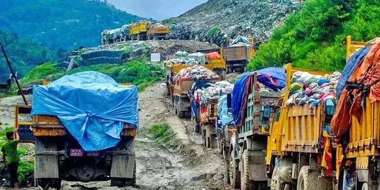 बन्चरे डाँडामा फोहोर फाल्न स्थानीयको अवरोध