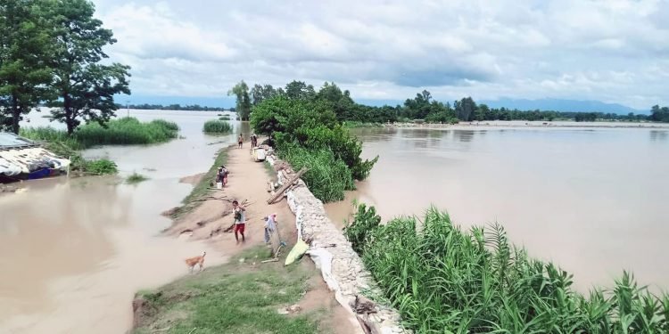बर्खा लागेपछि भजनीका नागरिक बाढीको त्रासमा