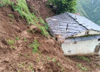 बाढी पहिरोबाट १३ परिवार विस्थापित, दर्जनौँ घर जोखिममा