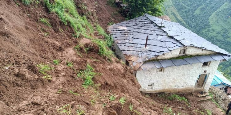बाढी पहिरोबाट १३ परिवार विस्थापित, दर्जनौँ घर जोखिममा