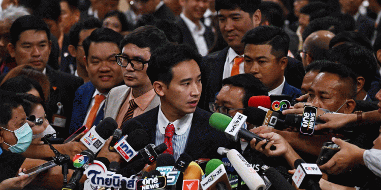 थाइ सुधारवादी नेता पिता सांसदबाट निलम्बित, प्रधानमन्त्री बन्ने सपना अधुरै