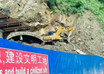 निर्माणाधीन सिद्धबाबा सुरुङमार्गको मुख्य प्रवेशद्वारमा पहिरो खस्यो