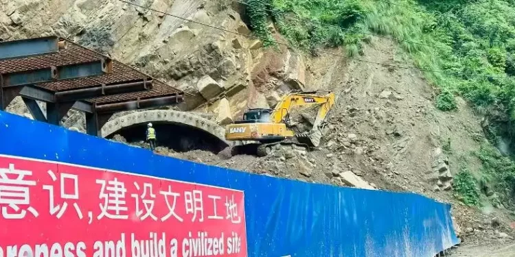 निर्माणाधीन सिद्धबाबा सुरुङमार्गको मुख्य प्रवेशद्वारमा पहिरो खस्यो