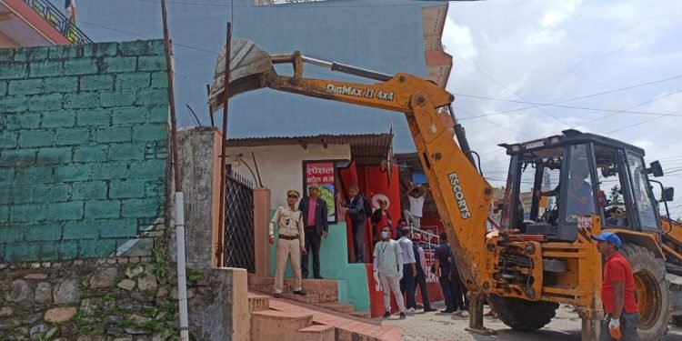 पोखरा महानगरको डोजर पृथ्वी राजमार्गको अतिक्रमण गरिएको जग्गामा