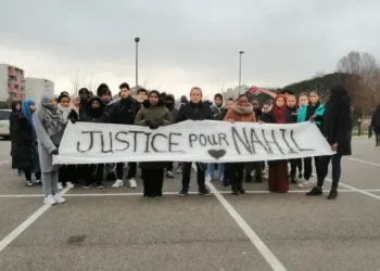 फ्रान्समा प्रहरीबाट मारिएका किशोरको अन्त्येष्टिमा हजारौँ सहभागी