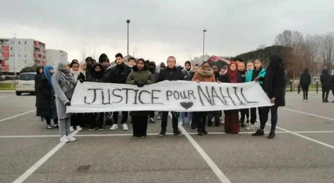 फ्रान्समा प्रहरीबाट मारिएका किशोरको अन्त्येष्टिमा हजारौँ सहभागी