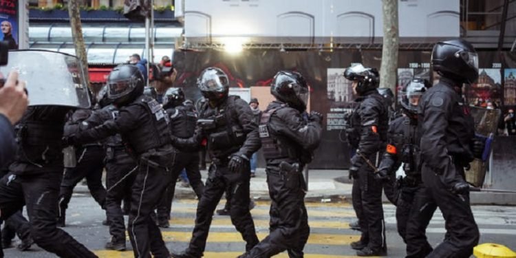 फ्रान्समा एकै रात ६६७ जना पक्राउ