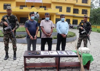 गैँडा मारेको अभियोगमा तीनजना पक्राउ