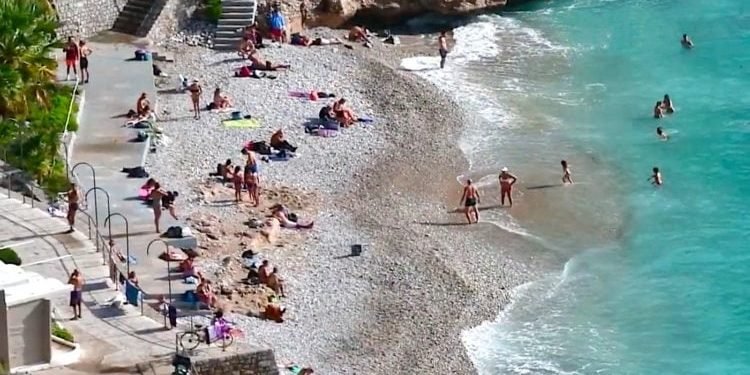 भीषण गर्मी र डढेलोको कारण ग्रीसमा जनजीवन प्रभावित