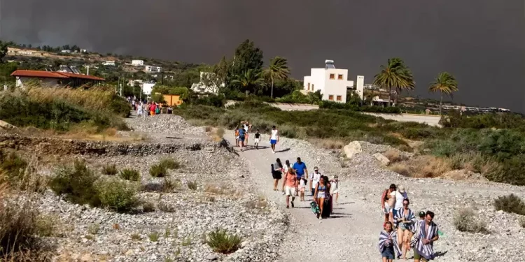 ग्रीसको जंगलमा भिषण आगलागी, ३० हजारभन्दा बढी विस्थापित