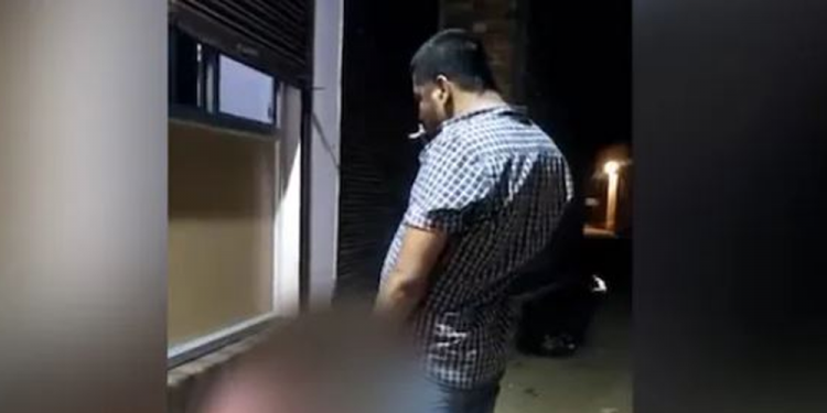 मान्छेमाथि पिसाब फेर्ने युवा नेता पक्राउ