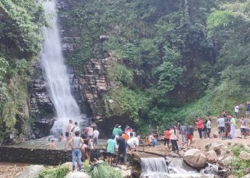 पर्यटकलाई आकर्षित गर्दै गाईखुरे झरना