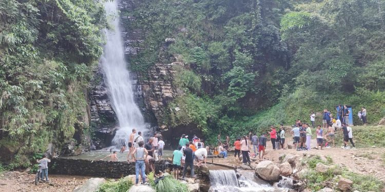 पर्यटकलाई आकर्षित गर्दै गाईखुरे झरना
