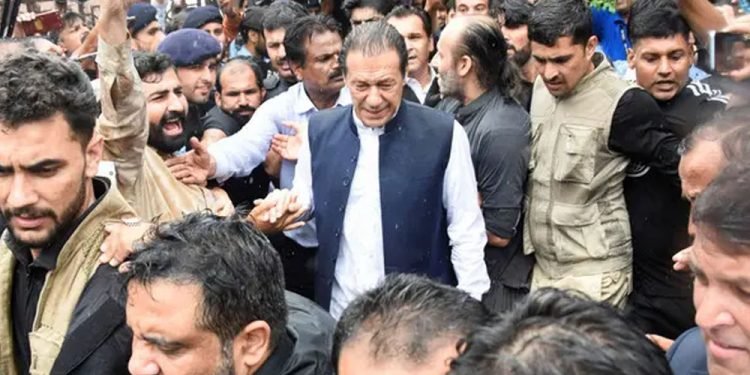 पूर्व प्रधानमन्त्री इमरान खानविरुद्ध पक्राउ पुर्जी जारी