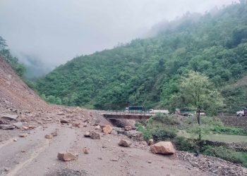 वर्षाले सिद्धार्थ राजमार्ग अवरुद्ध