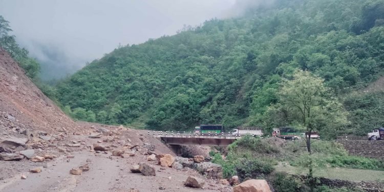 वर्षाले सिद्धार्थ राजमार्ग अवरुद्ध