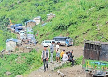 कर्णाली राजमार्गमा अतिक्रमण गरी बनाइएका घरटहरा हटाइँदै