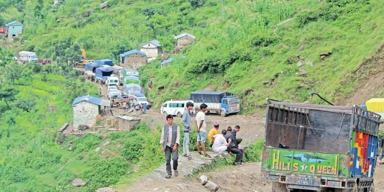 कर्णाली राजमार्गमा अतिक्रमण गरी बनाइएका घरटहरा हटाइँदै