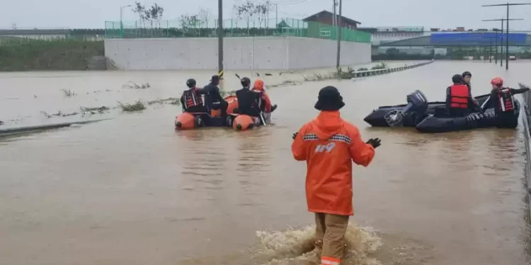 कोरियामा भीषण बाढीः ३३ जनाको मृत्यु
