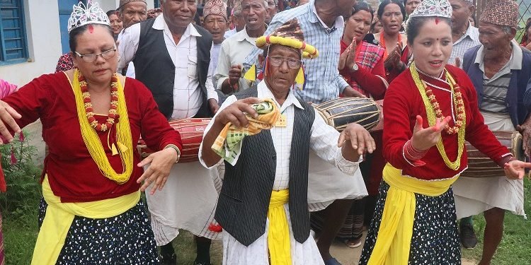 महिलाले नाचे लोपोन्मुख ‘पाउदुरे’ नाच