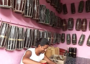 विदेशबाट फर्केर मादल बनाउँदै कमल