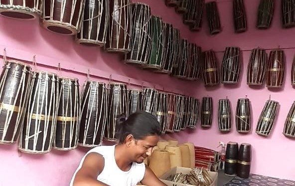 विदेशबाट फर्केर मादल बनाउँदै कमल