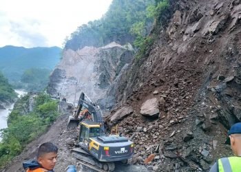 पहिरो पन्छाएपछि मुग्लिन–नारायणगढ सडकखण्ड सञ्चालनमा