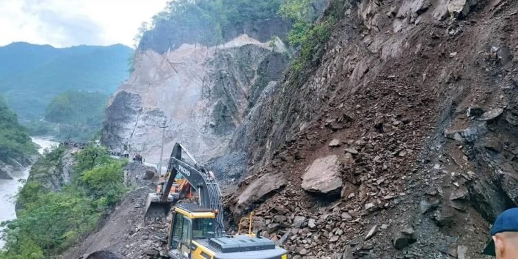 पहिरो पन्छाएपछि मुग्लिन–नारायणगढ सडकखण्ड सञ्चालनमा