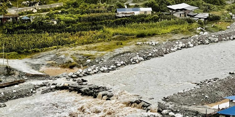 बाढीले मेलम्ची र फट्टेको ह्युमपाइपमा क्षति