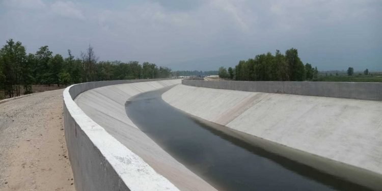 महाकाली सिँचाइ मूल नहरमा पानी परीक्षण गरिँदै