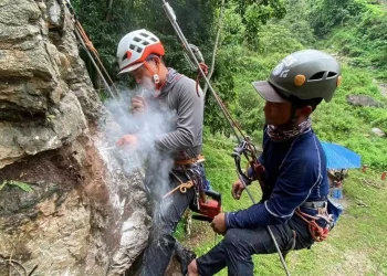 इलामको महभीर चटानमा आरोहणको रुट बनाउन सुरु