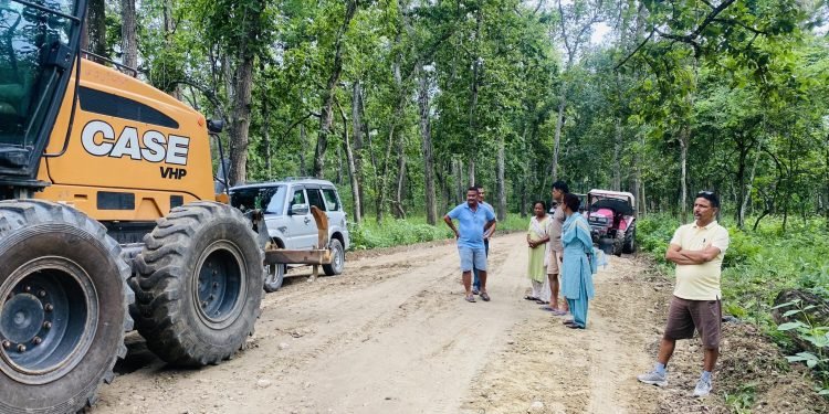 कसरादेखि रिउसम्मको सडक मर्मत गरिँदै