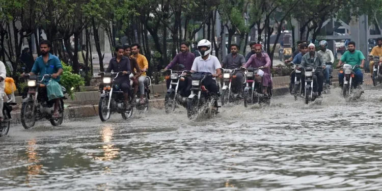 पाकिस्तानको पञ्जाबमा आएको बाढीका कारण सयौँ विस्थापित