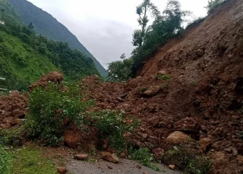 पहिरोले मध्यपहाडी लोकमार्ग अवरुद्ध