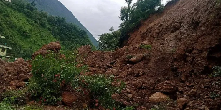 पहिरोले मध्यपहाडी लोकमार्ग अवरुद्ध