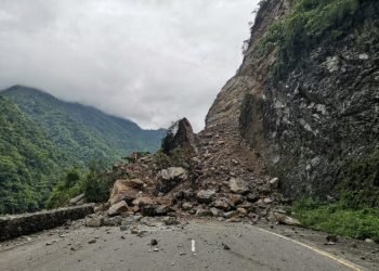 पहिरो पन्छाउन नसक्दा पाँच दिनदेखि यातायात ठप्प