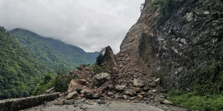 पहिरो पन्छाउन नसक्दा पाँच दिनदेखि यातायात ठप्प