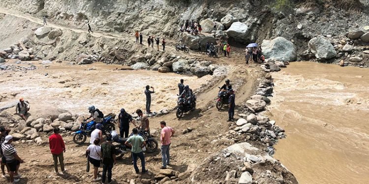 मेची राजमार्ग अवरुद्ध हुँदा पाथीभरा आउने भक्तजन प्रभावित