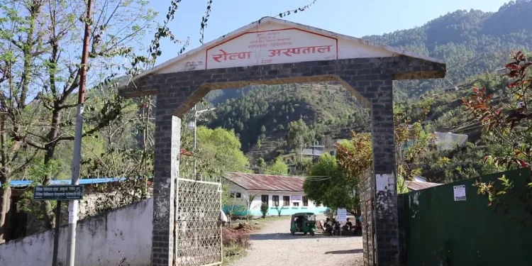 रोल्पा अस्पतालमा चिकित्सक नहुँदा बिरामीलाई सास्ती