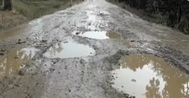 सडक अधुरै, आवागमनमा सास्ती