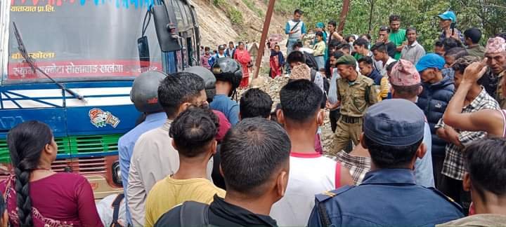 सल्यानमा गुडिरहेको बसमा करेन्ट लाग्दा २ जनाको मृत्यु, एक घाइते