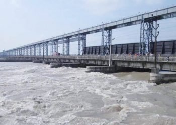 सप्तकोशीमा ट्रक खस्यो, तीन जनाको उद्धार