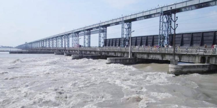 सप्तकोशीमा ट्रक खस्यो, तीन जनाको उद्धार