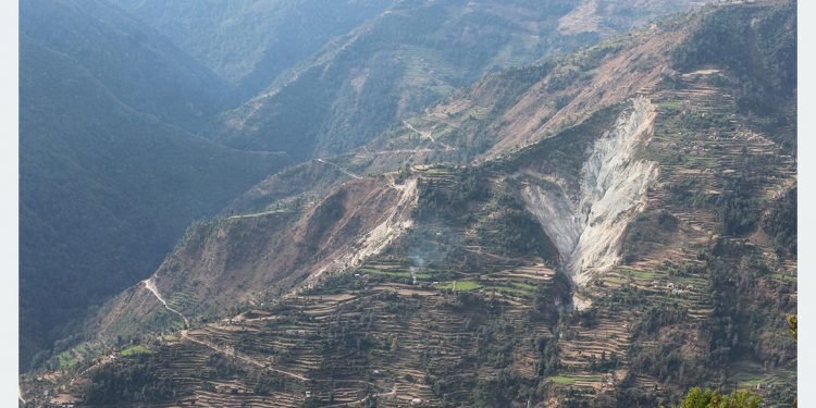 पहिरोले विद्यालय भवन पुरिएपछि पठनपाठनमा समस्या