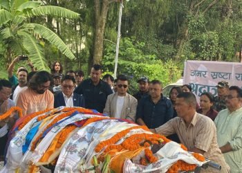 राष्ट्रिय झण्डा ओढाएर गायक तामाङलाई श्रद्धाञ्जली