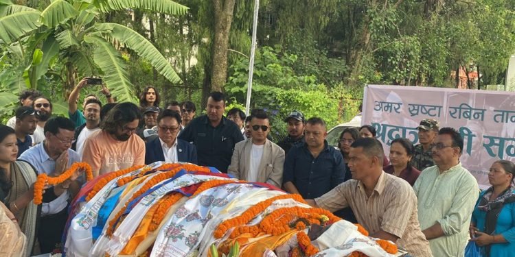 राष्ट्रिय झण्डा ओढाएर गायक तामाङलाई श्रद्धाञ्जली