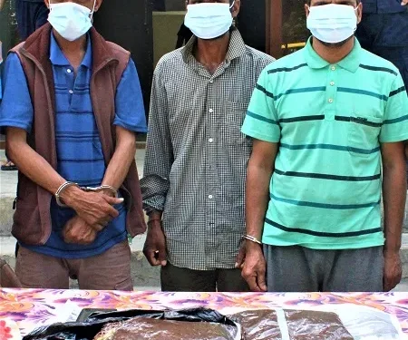 पाँच किलो अफिमसहित तीन जना पक्राउ